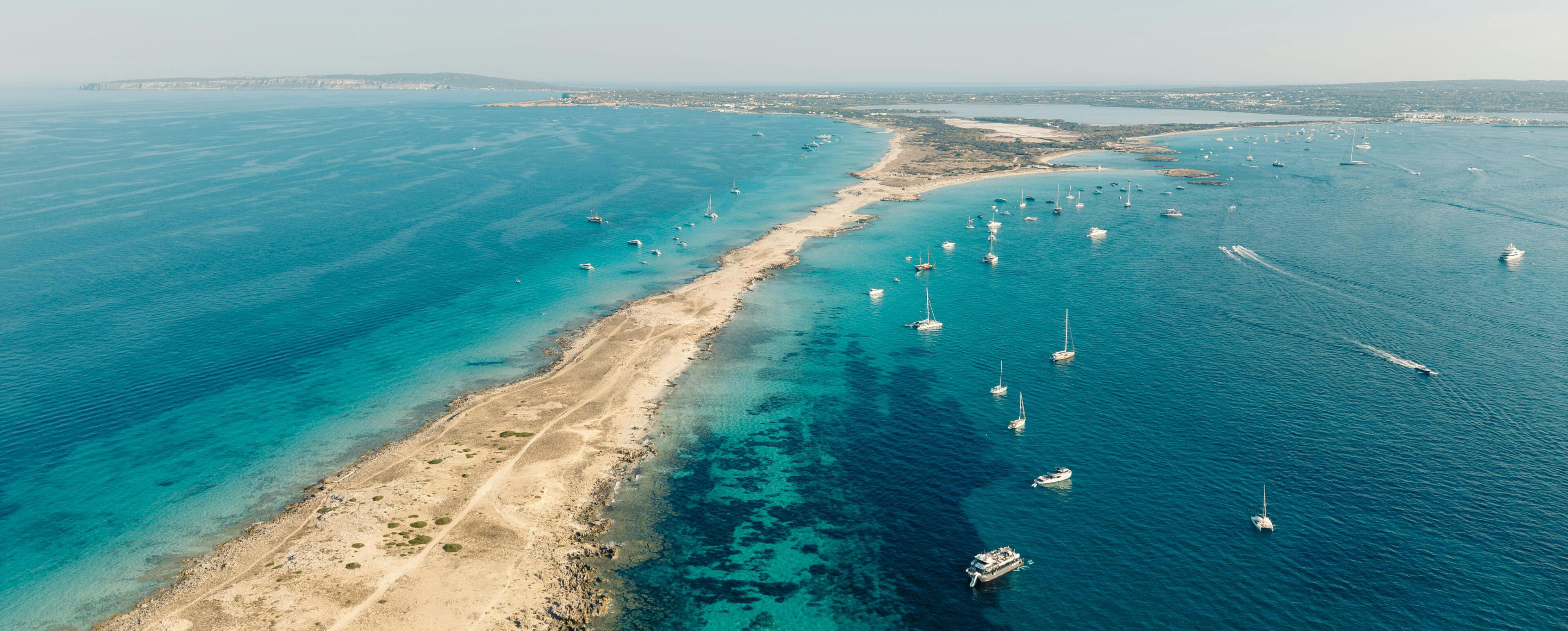 alquiler de velero en ibiza y formentera para charter náutico consciente con navegación a vela y snorkel en aguas turquesas en las mejores calas de la isla