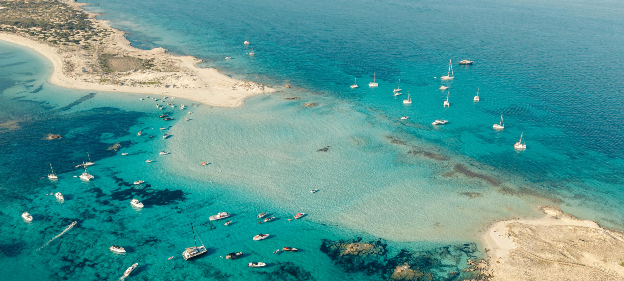 El paso la playa mas famosa de Formentera Descubre el paso, en la lengua de arena al final de la playa de illetes en Formentera, un lugar único al que podrás accedes desde el barco Paradise, tu refugio en medio del mar mediterráneo que te lleva a descubrir los rincones más mágicos de las islas de