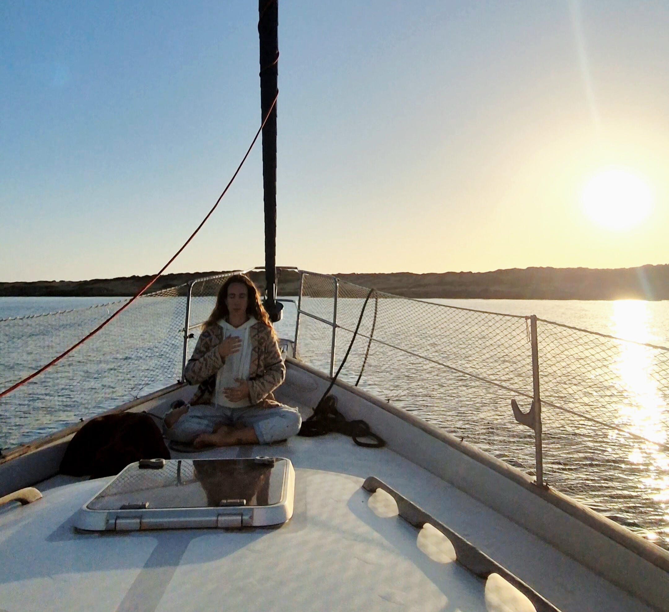 meditando en un velero en ibiza meditaciones grupales guiadas y sesiones de pranayama y breathwork en el velero paradise, un velero sostenible que navega entre ibiza y formentera disponible para el alquiler y la creación de retiros personalizados para grupos pequeños de hasta seis person