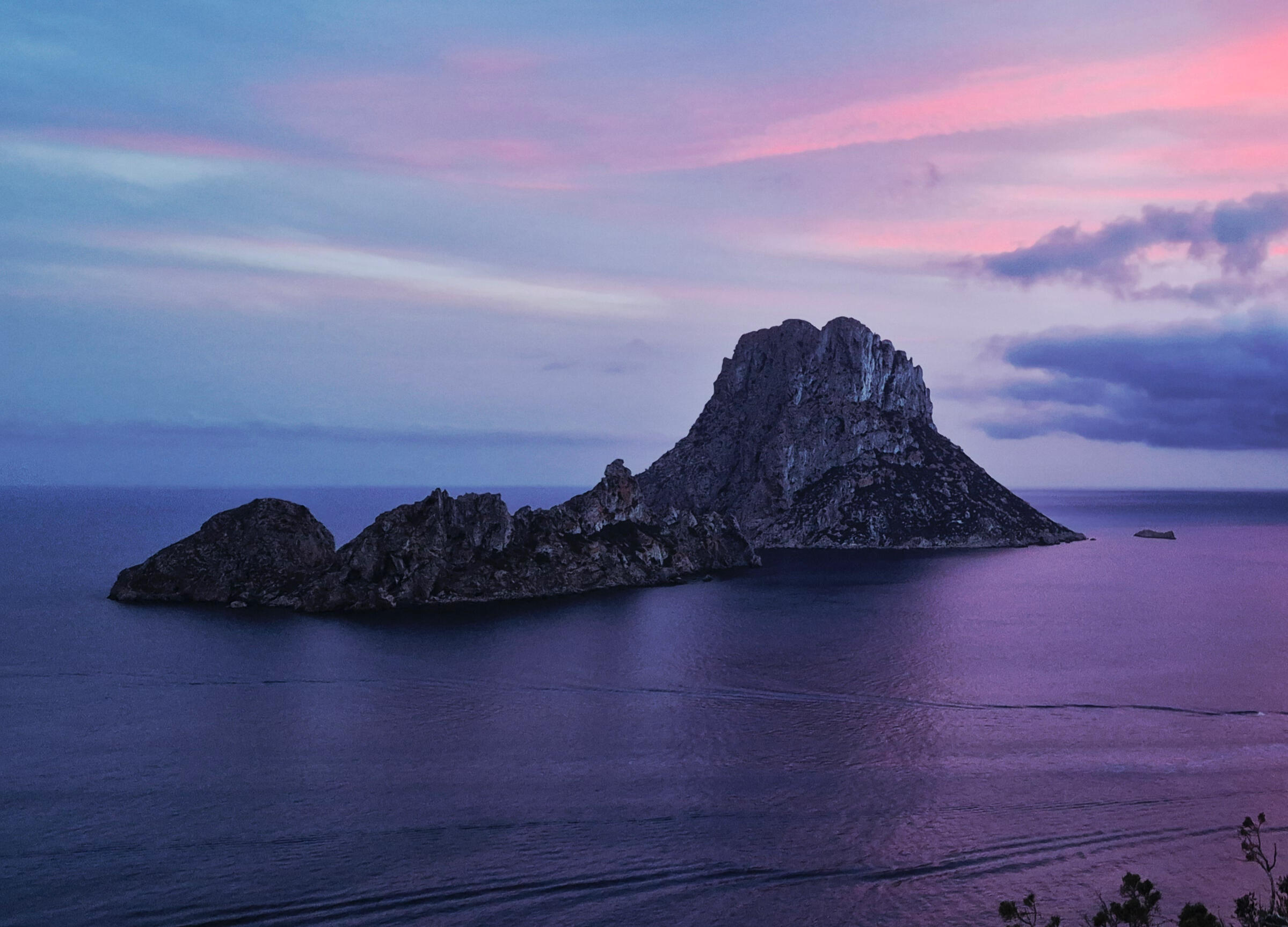 es vedrá peñon de ibiza el punto mas magnetico de la tierra esta en ibiza y en el velero paradise te llevamos a meditar a los pies del peñon para que recibas sus códigos mágicos a traves de una meditacion guiada