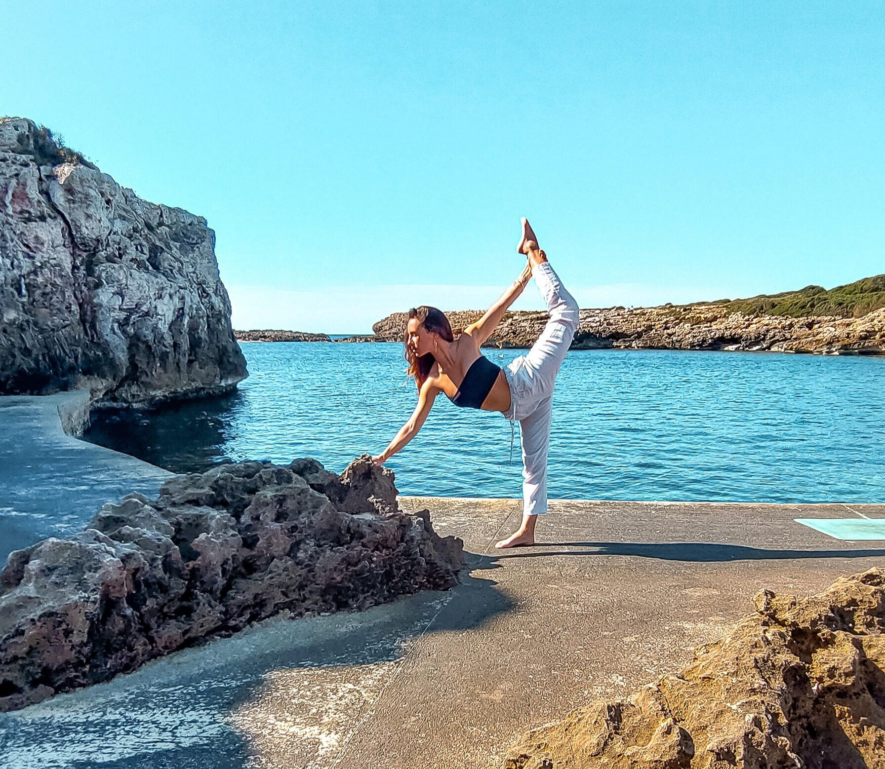 yoga gratis en la playa en ibiza y formentera actividad incluida en el alquiler del velero paradise con navegación consciente y sostenible y actividades de movimiento consciente como el yoga y el Taichi.