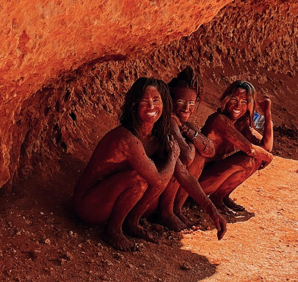ritual de barro rojo en formentera ritual de arcilla salvaje roja en formentera, mezclando elementos como el agua del mar y la tierra roja de la isla para intenciónar una muda de piel y traer nuevos propósitos y nuevas energías. Este verano vive unas vacaciones mágicas con misticismo y crec