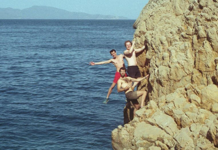 unas vacaciones de navegación a vela y escalada en los mejores spots de ibiza y formentera para hacer psicobloc o escalada